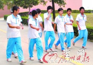 多家中学要求学生穿布鞋上学引争议