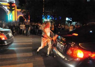 老人持砖连砸30辆违章车续:打算连砸1周(图)