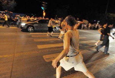 老人持砖连砸30辆违章车续:打算连砸1周(图)