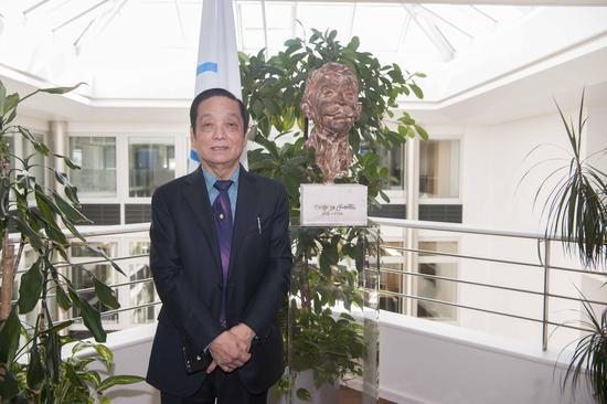 国际奥委会总部,顾拜旦塑像前的韩美林