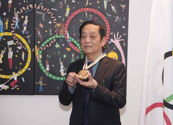 国际奥委会主席托马斯·巴赫给中国艺术家韩美林颁发 “顾拜旦奖”