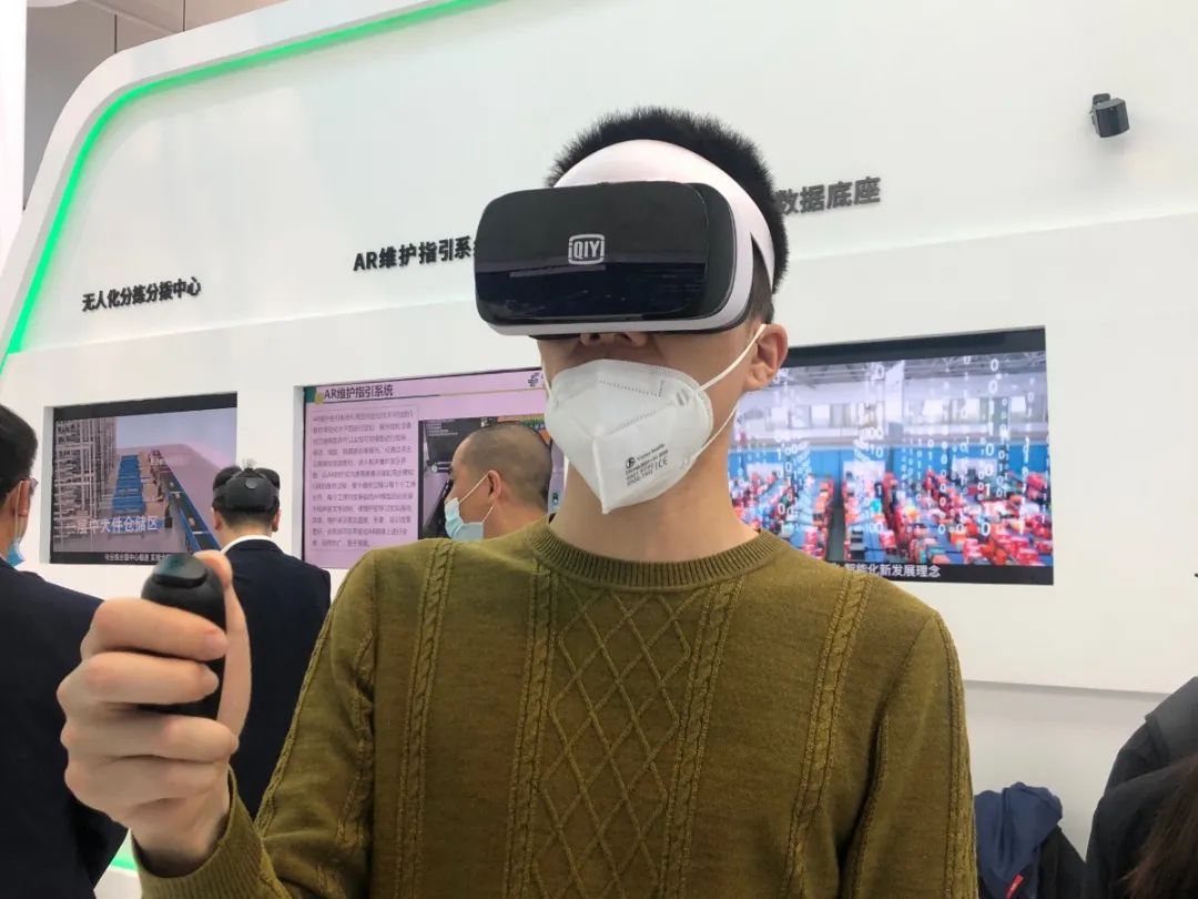 观众用VR设备观看生肖邮票展览.jpg 图片