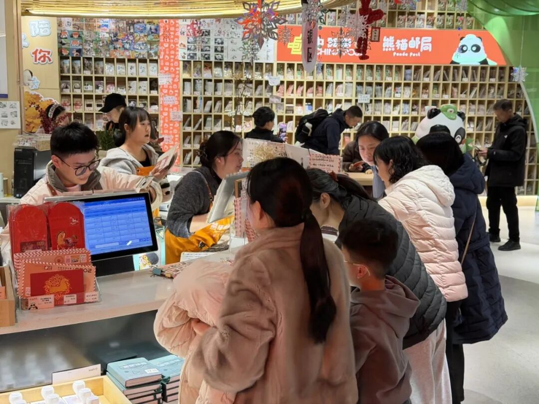 邮局内游客如织2.jpg